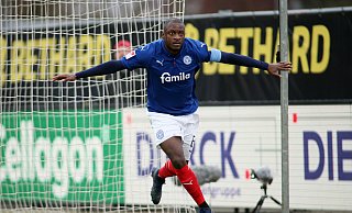 David Kinsombi jubelt im Trikot von Holstein Kiel über eines seiner neun Zweitligatore, die er in Diensten der Ostseestädter erzielte. Nun kehrt der 27-Jährige mit dem SC Paderborn nach Kiel zurück. - picture alliance David Kinsombi jubelt im Trikot von Holstein Kiel über eines seiner neun Zweitligatore, die er in Diensten der Ostseestädter erzielte. Nun kehrt der 27-Jährige mit dem SC Paderborn nach Kiel zurück. - picture alliance