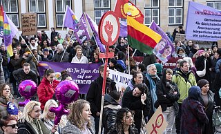 Zahlreiche Menschen versammelten sich auf dem Alten Markt, um für Frauenrechte zu demonstrieren. - © Jörg Dieckmann - www. dieckmann-fotodesign.de Zahlreiche Menschen versammelten sich auf dem Alten Markt, um für Frauenrechte zu demonstrieren. - © Jörg Dieckmann - www. dieckmann-fotodesign.de