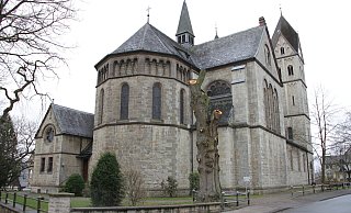 Die alte Linde sieht arg gerupft aus. Sie war beim Bau der St.-Elisabeth-Kirche vor 110 Jahren gepflanzt worden. - Dieter Scholz Die alte Linde sieht arg gerupft aus. Sie war beim Bau der St.-Elisabeth-Kirche vor 110 Jahren gepflanzt worden. - Dieter Scholz