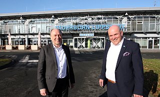 Landrat Christoph Rüther als Aufsichtsratsvorsitzender und der neue Geschäftsführer Roland Hüser (r.) sehen für den Flughafen Paderborn/Lippstadt sehr gute Perspektiven für ein weiteres Wachstum. - Uwe Müller Landrat Christoph Rüther als Aufsichtsratsvorsitzender und der neue Geschäftsführer Roland Hüser (r.) sehen für den Flughafen Paderborn/Lippstadt sehr gute Perspektiven für ein weiteres Wachstum. - Uwe Müller