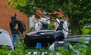 SEK-Beamte eskortieren Schüler und Lehrer nach ihrer Evakuierung in die Turnhalle. Foto: Andreas Zobe - Andreas Zobe SEK-Beamte eskortieren Schüler und Lehrer nach ihrer Evakuierung in die Turnhalle. Foto: Andreas Zobe - Andreas Zobe