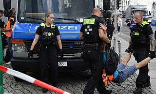 Berliner Polizeibeamte müssen einen Aktivisten der "Letzten Generation" wegtragen, der die Straße blockierte. - dpa Berliner Polizeibeamte müssen einen Aktivisten der "Letzten Generation" wegtragen, der die Straße blockierte. - dpa