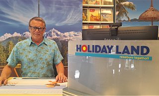 Franz-Josef "Jo-Jo" Tegethoff ist seit 1986 mit seinem Holiday-Land-Reisebüro in Warburg. - Simone Flörke Franz-Josef "Jo-Jo" Tegethoff ist seit 1986 mit seinem Holiday-Land-Reisebüro in Warburg. - Simone Flörke