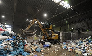 In einer riesigen Halle auf der Deponie Pohlsche Heide wird der hier abgelieferte Haus- und Gewerbemüll weiterverarbeitet. Der Abfall wird zunächst zerkleinert und dann weiter sortiert. - Archiv Joern Spreen-Ledebur In einer riesigen Halle auf der Deponie Pohlsche Heide wird der hier abgelieferte Haus- und Gewerbemüll weiterverarbeitet. Der Abfall wird zunächst zerkleinert und dann weiter sortiert. - Archiv Joern Spreen-Ledebur