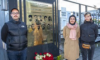 Simon Bleischwitz, Nargis Fakhri, Polly Belke stehen stellvertretend für alle Mitglieder und Unterstützer der Bielefelder Initiative neben der Gedenktafel. - Joerg Dieckmann Simon Bleischwitz, Nargis Fakhri, Polly Belke stehen stellvertretend für alle Mitglieder und Unterstützer der Bielefelder Initiative neben der Gedenktafel. - Joerg Dieckmann