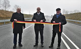 Bürgermeister Christian Carl (M.) mit seinen Vorgängern Christoph Rüther (l.) und Winfried Menne – alle drei begleiteten als Rathauschefs die neue B 480n. - Raphael Athens Bürgermeister Christian Carl (M.) mit seinen Vorgängern Christoph Rüther (l.) und Winfried Menne – alle drei begleiteten als Rathauschefs die neue B 480n. - Raphael Athens