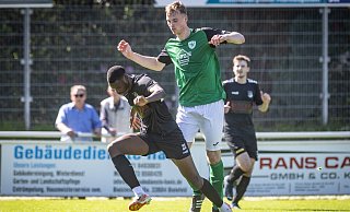 Theesens Soufian Kaba (l.) traf gegen den TSV Oerlinghausen zum 4:1-Endstand. Damit sicherte sich der VfL die Teilnahme an der Aufstiegsrelegation zur Westfalenliga. Im Hintergrund schaut Dennis Meier auf die Szene. - Mike-Dennis Mller / www.mdm.photo Theesens Soufian Kaba (l.) traf gegen den TSV Oerlinghausen zum 4:1-Endstand. Damit sicherte sich der VfL die Teilnahme an der Aufstiegsrelegation zur Westfalenliga. Im Hintergrund schaut Dennis Meier auf die Szene. - Mike-Dennis Mller / www.mdm.photo
