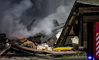 Alpen in NRW: Ein Fahrzeug der Feuerwehr steht vor den Trümmern des Hauses. - Arnulf Stoffel Alpen in NRW: Ein Fahrzeug der Feuerwehr steht vor den Trümmern des Hauses. - Arnulf Stoffel