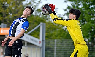 Theesens Torhüter Jerome Noel Kwamo-Kamdem fischt im Testspiel dem Bielefelder Arminen Finn Speckmann den Ball vor dem Kopf weg. - Thomas F. Starke Theesens Torhüter Jerome Noel Kwamo-Kamdem fischt im Testspiel dem Bielefelder Arminen Finn Speckmann den Ball vor dem Kopf weg. - Thomas F. Starke