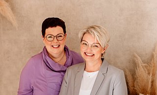 Zeremonienmeisterin Mechthild Bröckling (l.) mit der neuen Schützenkönigin Alexandra Röver. - Maria Heggemann / PBSV Zeremonienmeisterin Mechthild Bröckling (l.) mit der neuen Schützenkönigin Alexandra Röver. - Maria Heggemann / PBSV