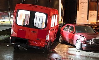 Ein Güterzug hat in Minden ein Auto gerammt. Beide Fahrzeuge nahmen deutlichen Schaden. - Polizei Minden-Lübbecke Ein Güterzug hat in Minden ein Auto gerammt. Beide Fahrzeuge nahmen deutlichen Schaden. - Polizei Minden-Lübbecke