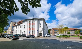 Die Stadt will das Haus des Handwerks nur kaufen, wenn sich die Pläne für die Erweiterung des Gymnasiums dot wirklich realisieren lassen. Die Kreishandwerkerschaft hält allerdings nichts von einer entsprechenden Sonderklausel im Kaufvertrag. - Andreas Zobe Die Stadt will das Haus des Handwerks nur kaufen, wenn sich die Pläne für die Erweiterung des Gymnasiums dot wirklich realisieren lassen. Die Kreishandwerkerschaft hält allerdings nichts von einer entsprechenden Sonderklausel im Kaufvertrag. - Andreas Zobe