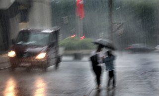Heftiger Regen kam Freitagabend auch in der Herforder Innenstadt runter. Dafür sorgte Tief Emmelinde. - Frank-Michael Kiel-Steinkamp Heftiger Regen kam Freitagabend auch in der Herforder Innenstadt runter. Dafür sorgte Tief Emmelinde. - Frank-Michael Kiel-Steinkamp