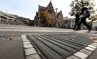 Überall in der Stadt sind auffällige Pflastersteine - wie diese anthrazitfarbenen mit breiten Rippen vor dem Alten Rathaus - verlegt. Doch was dem einen hilft, stört andere. - Wolfgang Rudolf Überall in der Stadt sind auffällige Pflastersteine - wie diese anthrazitfarbenen mit breiten Rippen vor dem Alten Rathaus - verlegt. Doch was dem einen hilft, stört andere. - Wolfgang Rudolf