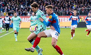 Maximilian Rohr (l.), hier gegen Holstein-Spieler Simon Lorenz, traf beim letzten Paderborner Auftritt in Kiel als falsche Neun. Am Samstag könnte der SCP-Akteur in die Startelf zurückkehren. - Imago Images Maximilian Rohr (l.), hier gegen Holstein-Spieler Simon Lorenz, traf beim letzten Paderborner Auftritt in Kiel als falsche Neun. Am Samstag könnte der SCP-Akteur in die Startelf zurückkehren. - Imago Images