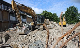 Der Abbruch des nördlichen Teils der Martin-Niemöller-Gesamtschule hat begonnen. - Sylvia Tetmeyer Der Abbruch des nördlichen Teils der Martin-Niemöller-Gesamtschule hat begonnen. - Sylvia Tetmeyer