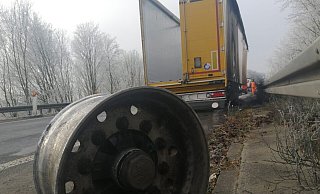 Der Anhänger wurde trotz des schnellen Einsatzes der Feuerwehr Brakel schwer beschädigt. - Burkhard Battran Der Anhänger wurde trotz des schnellen Einsatzes der Feuerwehr Brakel schwer beschädigt. - Burkhard Battran