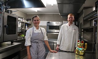 Lisa Tonk (26) und Elija Erdmann (22) kochen im Restaurant Alte Schule. - Susanne Blersch Lisa Tonk (26) und Elija Erdmann (22) kochen im Restaurant Alte Schule. - Susanne Blersch