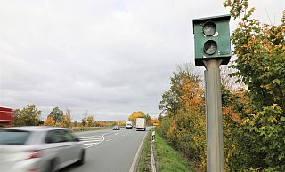 Der Blitzer an der Bundesstraße 252 bei Germete ist nur eine leere Hülle – und die ist ziemlich ramponiert. - Simone Flörke Der Blitzer an der Bundesstraße 252 bei Germete ist nur eine leere Hülle – und die ist ziemlich ramponiert. - Simone Flörke