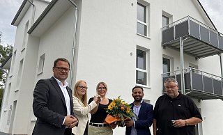 Lars Bökenkröger (v. l.), Nadine Rehs, Alcay Kamis und Ralf Sensmeyer freuen sich über das Interesse von Michelle Bullerjahn (Mitte) an einer Wohnung im Neubau der SGH an der Memeler Straße. - Jörg Stuke Lars Bökenkröger (v. l.), Nadine Rehs, Alcay Kamis und Ralf Sensmeyer freuen sich über das Interesse von Michelle Bullerjahn (Mitte) an einer Wohnung im Neubau der SGH an der Memeler Straße. - Jörg Stuke