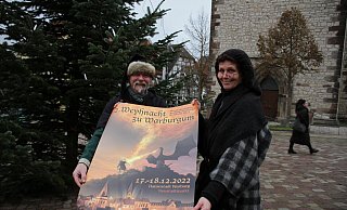 Die Hektik der Vorweihnachtszeit in Gemütlichkeit umzuwandeln, das geben Jürgen Wiedemeier und Simone Sander als Organisatoren der „Weyhnacht zu Warburgum“ als Zeil ihres Weihnachtsmarktes auf dem Neustädter Marktplatz am vierten Adventswochenende aus. Foto: Dieter Scholz - Dieter Scholz Die Hektik der Vorweihnachtszeit in Gemütlichkeit umzuwandeln, das geben Jürgen Wiedemeier und Simone Sander als Organisatoren der „Weyhnacht zu Warburgum“ als Zeil ihres Weihnachtsmarktes auf dem Neustädter Marktplatz am vierten Adventswochenende aus. Foto: Dieter Scholz - Dieter Scholz