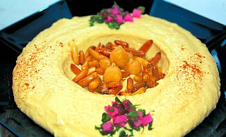 In Bielefeld wird unter anderem hausgemachter Hummus angeboten. Die beliebte Kichererbsenpaste gibt es im Nohut. - usage Germany only, Verwendung nur in Deutschland In Bielefeld wird unter anderem hausgemachter Hummus angeboten. Die beliebte Kichererbsenpaste gibt es im Nohut. - usage Germany only, Verwendung nur in Deutschland