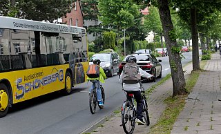 Radweg oder Fahrradstraße? Die einen halten es so, die anderen so. - FRANK-MICHAEL KIEL-STEINKAMP Radweg oder Fahrradstraße? Die einen halten es so, die anderen so. - FRANK-MICHAEL KIEL-STEINKAMP