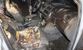 Der Volkswagen brannte komplett aus. - Polizei Minden-Lübbecke Der Volkswagen brannte komplett aus. - Polizei Minden-Lübbecke