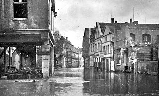 1946 traf das Hochwasser der Werre eine vom Krieg gezeichnete Stadt Herford, hier Gehrenberg und Brüderstraße. - Frank-Michael Kiel-Steinkamp 1946 traf das Hochwasser der Werre eine vom Krieg gezeichnete Stadt Herford, hier Gehrenberg und Brüderstraße. - Frank-Michael Kiel-Steinkamp
