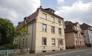Von Rattenbefall und heftigen hygenischen Zuständen Nachbarn eines Mehrfamilienhauses im Bielefelder Osten. Zudem logieren dort Hausbesetzer, heißt es. Der Eigentümer kümmert sich offenbar nicht. Jetzt will die Stadt das Gebäude räumen und grundlegend sanieren. - Oliver Krato Von Rattenbefall und heftigen hygenischen Zuständen Nachbarn eines Mehrfamilienhauses im Bielefelder Osten. Zudem logieren dort Hausbesetzer, heißt es. Der Eigentümer kümmert sich offenbar nicht. Jetzt will die Stadt das Gebäude räumen und grundlegend sanieren. - Oliver Krato