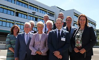 Zusammen mit Landrat Jürgen Müller (2.v.l.) und Regierungspräsidentin Anna-Katharina Bölling (r.) sowie Verantwortlichen aus Schule, Wirtschaft und Verwaltung besuchte NRW-Ministerin Dorothee Feller (3. v.l.) drei Schulen im Kreis Herford. - Susanne Blersch Zusammen mit Landrat Jürgen Müller (2.v.l.) und Regierungspräsidentin Anna-Katharina Bölling (r.) sowie Verantwortlichen aus Schule, Wirtschaft und Verwaltung besuchte NRW-Ministerin Dorothee Feller (3. v.l.) drei Schulen im Kreis Herford. - Susanne Blersch