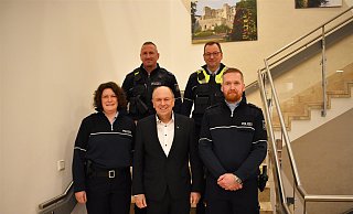 Polizeihauptkommissarin Kathrin Drewes (v.l.), Polizeihauptkommissar Christian Stratmann, Behördenleiter Landrat Christoph Rüther, Polizeihauptkommissar Markus Weber und Polizeioberkommissar Markus Vogt freuen sich auf die neuen Aufgabenbereiche. - Dana Johanna Stoll Polizeihauptkommissarin Kathrin Drewes (v.l.), Polizeihauptkommissar Christian Stratmann, Behördenleiter Landrat Christoph Rüther, Polizeihauptkommissar Markus Weber und Polizeioberkommissar Markus Vogt freuen sich auf die neuen Aufgabenbereiche. - Dana Johanna Stoll