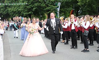 Beim Schützenfest in Sommersell gab es in diesem Jahr eine besonders schnelle Parade. - Madita Schellenberg Beim Schützenfest in Sommersell gab es in diesem Jahr eine besonders schnelle Parade. - Madita Schellenberg