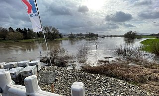 Auch an die Höxteraner LGS-Baustelle ist die Weser herangerückt. - Ralf T. Mischer Auch an die Höxteraner LGS-Baustelle ist die Weser herangerückt. - Ralf T. Mischer