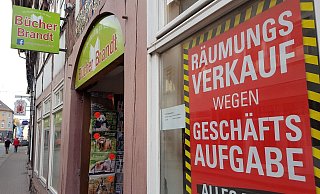 Alles muss raus. Die Buchhandlung Bücher Brand ist die letzte ihrer Art in Höxter – jetzt gibt es nur noch einen Buch-Filialisten. - David Schellenberg Alles muss raus. Die Buchhandlung Bücher Brand ist die letzte ihrer Art in Höxter – jetzt gibt es nur noch einen Buch-Filialisten. - David Schellenberg