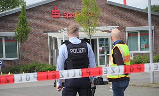 Polizisten sichern den Tatort an der Bruchstraße in Rödinghausen. Im Mai 2022 haben Unbekannte dort einen Geldautomaten gesprengt. - Florian Weyand Polizisten sichern den Tatort an der Bruchstraße in Rödinghausen. Im Mai 2022 haben Unbekannte dort einen Geldautomaten gesprengt. - Florian Weyand