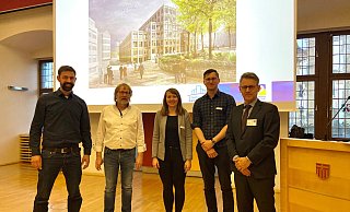 Informierten über den Beginn der Abriss- und Baumaßnahmen für das neue Stadthaus: Robert Waltert vom Straßen- und Brückenbauamt (v. l.), Hermann Weitekamp vom Gebäudemanagement, die städtische Projektleiterin Johanna Jablonski, der technische Projektleiter des Gebäudemanagements, Lars Böddeker, sowie Oliver Kuklinski vom Büro Plankom. - Stadt Paderborn Informierten über den Beginn der Abriss- und Baumaßnahmen für das neue Stadthaus: Robert Waltert vom Straßen- und Brückenbauamt (v. l.), Hermann Weitekamp vom Gebäudemanagement, die städtische Projektleiterin Johanna Jablonski, der technische Projektleiter des Gebäudemanagements, Lars Böddeker, sowie Oliver Kuklinski vom Büro Plankom. - Stadt Paderborn