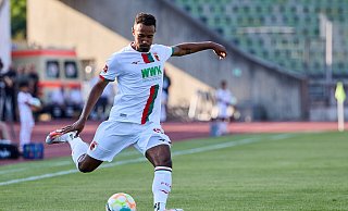 Noah Sarenren Bazee trägt noch das Trikot des Bundesligisten FC Augsburg. Er könnte bald für den DSC auflaufen. - IMAGO/kolbert-press Noah Sarenren Bazee trägt noch das Trikot des Bundesligisten FC Augsburg. Er könnte bald für den DSC auflaufen. - IMAGO/kolbert-press