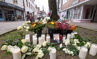 Trauernde haben Blumen niedergelegt, wo Ex-Profiboxer Besar Nimani am Samstag auf offener Straße getötet wurde. - Oliver Krato Trauernde haben Blumen niedergelegt, wo Ex-Profiboxer Besar Nimani am Samstag auf offener Straße getötet wurde. - Oliver Krato