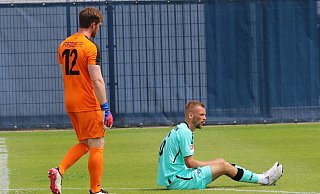 Sebastian Klaas fasst sich im Spiel gegen den SC Verl ans lädierte linke Knie. SCV-Torhüter Tobias Werdich schaut, wie es dem verletzten SCP-Akteur geht. - Jochem Schulze Sebastian Klaas fasst sich im Spiel gegen den SC Verl ans lädierte linke Knie. SCV-Torhüter Tobias Werdich schaut, wie es dem verletzten SCP-Akteur geht. - Jochem Schulze
