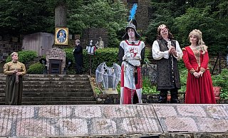 Witzige Szenen gab es noch und nöcher auf dem Hünenbrink. Es ist eben nicht so einfach, die Richtige zu finden, vor allem wenn noch Geister mitspielen. - Volker Knickmeyer Witzige Szenen gab es noch und nöcher auf dem Hünenbrink. Es ist eben nicht so einfach, die Richtige zu finden, vor allem wenn noch Geister mitspielen. - Volker Knickmeyer