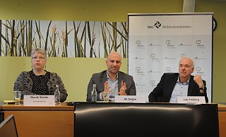 Landrat Ali Dogan (Mitte) stellte gemeinsam mit Kreisdirektorin Nicole Streitz und Bau-Dezernent Lutz Freiberg den Beschlussvorschlag zu den MKK für die Sondersitzung des Kreistags Minden-Lübbecke vor. - Joern Spreen-Ledebur Landrat Ali Dogan (Mitte) stellte gemeinsam mit Kreisdirektorin Nicole Streitz und Bau-Dezernent Lutz Freiberg den Beschlussvorschlag zu den MKK für die Sondersitzung des Kreistags Minden-Lübbecke vor. - Joern Spreen-Ledebur
