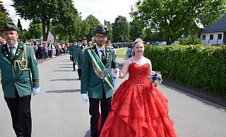 Im Mittelpunkt des Blankenroder Festumzugs: König Dennis Herbeck und Königin Celine Pflug. - Anja Ebner Im Mittelpunkt des Blankenroder Festumzugs: König Dennis Herbeck und Königin Celine Pflug. - Anja Ebner