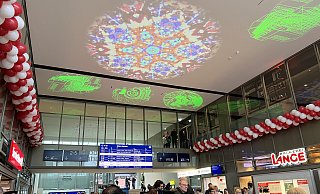 Zur Eröffnung des neuen Bahnhofsgebäude strahlt bunte Lichtkunst für die Besucher an der Decke der Eingangshalle. - Jennifer Retslav Zur Eröffnung des neuen Bahnhofsgebäude strahlt bunte Lichtkunst für die Besucher an der Decke der Eingangshalle. - Jennifer Retslav