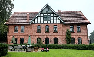 Annika und Till Moerkerk wohnen mit ihren Kindern im ersten Stock des über 100 Jahre alten Backsteinhauses. - Frank-Michael Kiel-Steinkamp Annika und Till Moerkerk wohnen mit ihren Kindern im ersten Stock des über 100 Jahre alten Backsteinhauses. - Frank-Michael Kiel-Steinkamp