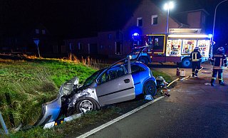 Der silberne Opel Corsa landete im Graben. - Feuerwehr Porta/Michael Horst Der silberne Opel Corsa landete im Graben. - Feuerwehr Porta/Michael Horst
