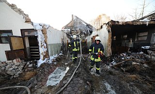 Auch am Tag nach dem Großbrand an der Wehdemer Molkenstraße war die Feuerwehr noch im Einsatz. - Joern Spreen-Ledebur Auch am Tag nach dem Großbrand an der Wehdemer Molkenstraße war die Feuerwehr noch im Einsatz. - Joern Spreen-Ledebur