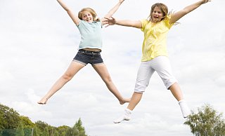 Trampolinspringen steht bei Kindern im Kreis Höxter weiterhin hoch im Kurs. Aufgrund erhöhter Verletzungsgefahr sollten Kinder allerdings erst mit sechs Jahren springen dürfen. - AOK//colourbox/ hfr. Trampolinspringen steht bei Kindern im Kreis Höxter weiterhin hoch im Kurs. Aufgrund erhöhter Verletzungsgefahr sollten Kinder allerdings erst mit sechs Jahren springen dürfen. - AOK//colourbox/ hfr.