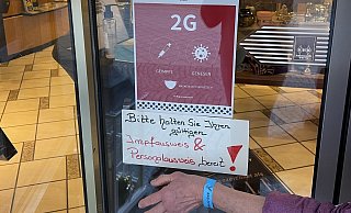 Am Sonntag kann man auch mit einem Bändchen in die Parfümerie. Es muss allerdings die richtige Farbe sein. Blau wird es nicht sein, die galt nur am Dienstag. - privat Am Sonntag kann man auch mit einem Bändchen in die Parfümerie. Es muss allerdings die richtige Farbe sein. Blau wird es nicht sein, die galt nur am Dienstag. - privat