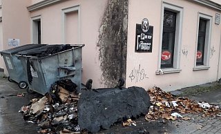 An der Mühlenstraße entzündete der Täter einen großen Altpapiercontainer. Die Fassade des Gebäudes wurde dabei beschädigt. - privat An der Mühlenstraße entzündete der Täter einen großen Altpapiercontainer. Die Fassade des Gebäudes wurde dabei beschädigt. - privat